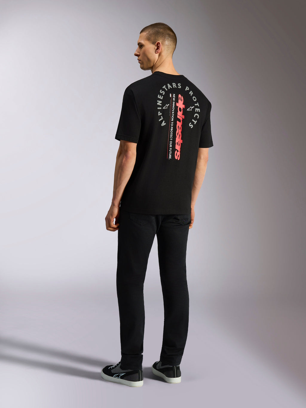 T-shirt Alpinestars Overhang Oversized CSF, t-shirt à manches courtes, noir, avec logo vertical rouge et motif blanc circulaire au dos, style streetwear décontracté motorsport