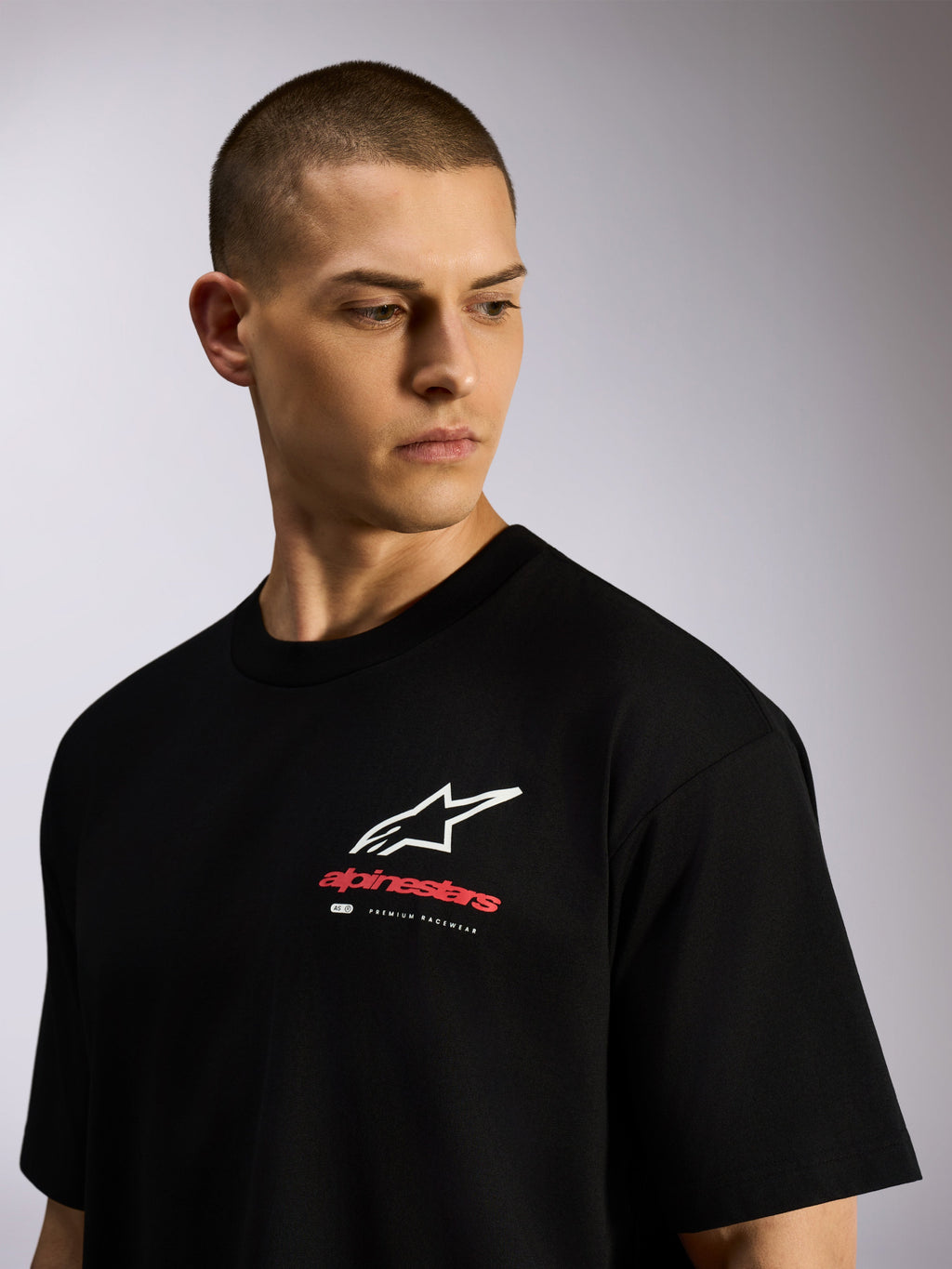 T-shirt Alpinestars Overhang Oversized CSF, t-shirt à manches courtes, noir, graphique sur la poitrine avec logo Astars blanc et texte rouge, streetwear décontracté inspiré des sports mécaniques
