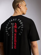 T-shirt Overhang Oversized CSF Alpinestars, t-shirt à manches courtes, noir, vue de dos présentant un logo Alpinestars vertical rouge et un graphique circulaire « Alpinestars Protects », streetwear décontracté inspiré du sport automobile