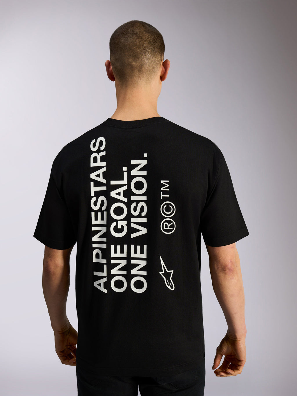 T-shirt Alpinestars One Oversized CSF, t-shirt à manches courtes, noir, vue de dos avec un grand texte vertical blanc « ALPINESTARS ONE GOAL. ONE VISION. » et des logos de la marque, streetwear décontracté inspiré des sports mécaniques