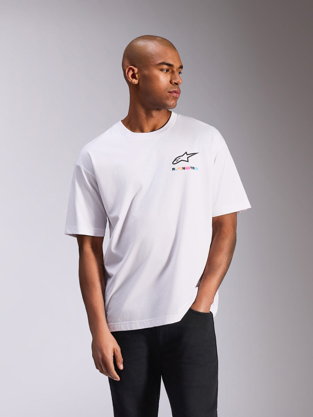 T-shirt Alpinestars Wild Oversized CSF, t-shirt à manches courtes, blanc, arborant un petit logo Astars multicolore sur la poitrine, silhouette surdimensionnée, style streetwear décontracté inspiré du sport automobile