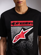 Alpinestars Noka CSF Tee, t-shirt à manches courtes, noir, graphique frontal avec lettrage Alpinestars rouge et logo Astars rouge et blanc sur dégradé MX gris, style streetwear décontracté