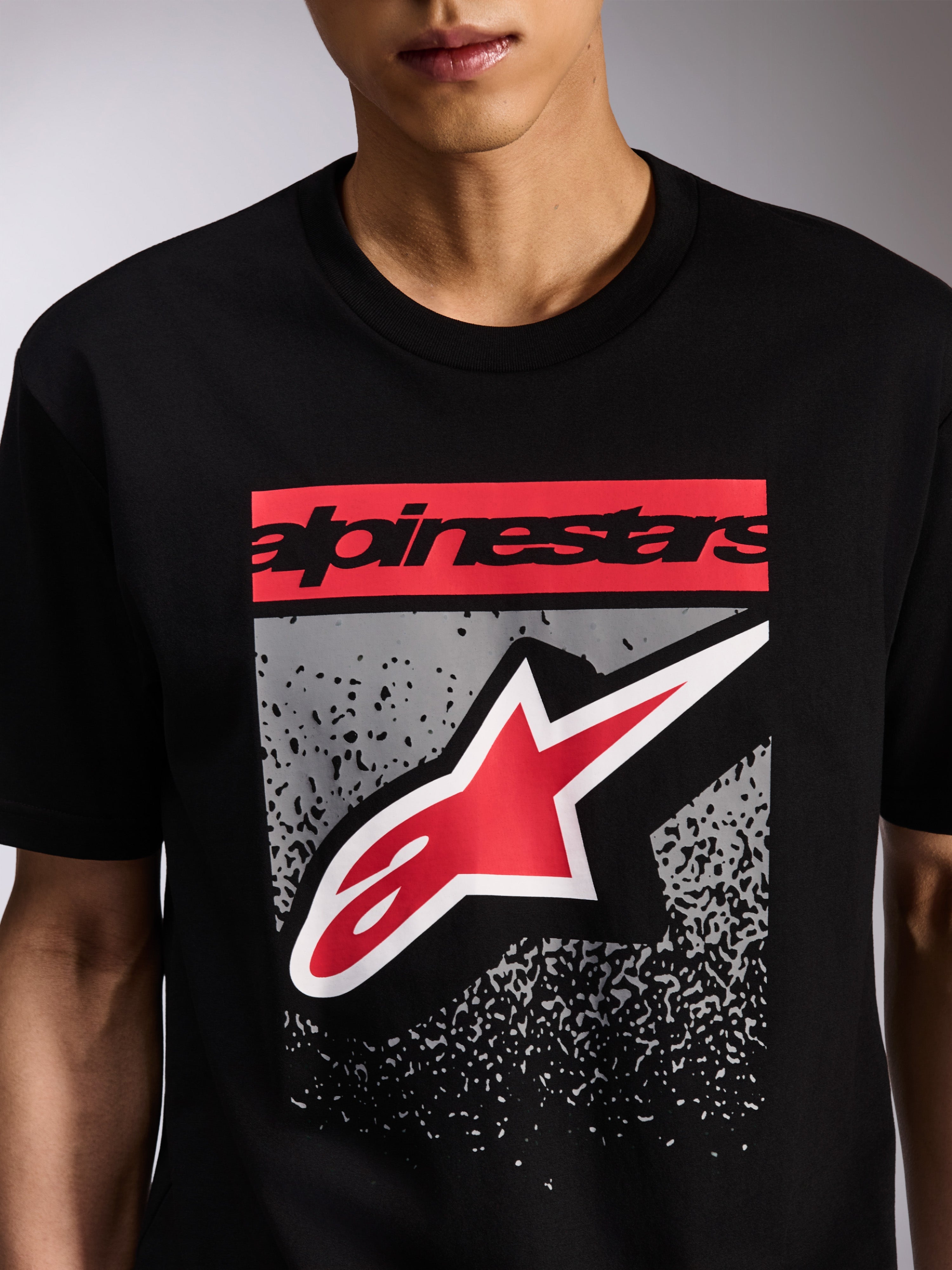 Alpinestars Noka CSF Tee, t-shirt à manches courtes, noir, graphique frontal avec lettrage Alpinestars rouge et logo Astars rouge et blanc sur dégradé MX gris, style streetwear décontracté