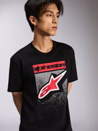 T-shirt Alpinestars Noka CSF, t-shirt à manches courtes, noir, arborant un bloc de logo rouge et un grand logo Astars rouge et blanc sur un fond texturé gris, style streetwear décontracté