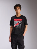 T-shirt Alpinestars Noka CSF, t-shirt à manches courtes, noir, avec texte Alpinestars rouge et logo Astars rouge et blanc sur un dégradé MX moucheté gris, streetwear décontracté inspiré des sports mécaniques