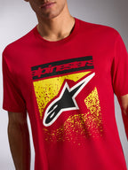 T-shirt Noka CSF Alpinestars, t-shirt à manches courtes, rouge, graphique sur le devant avec texte Alpinestars noir et logo Astars sur un motif moucheté jaune, streetwear de sport automobile décontracté
