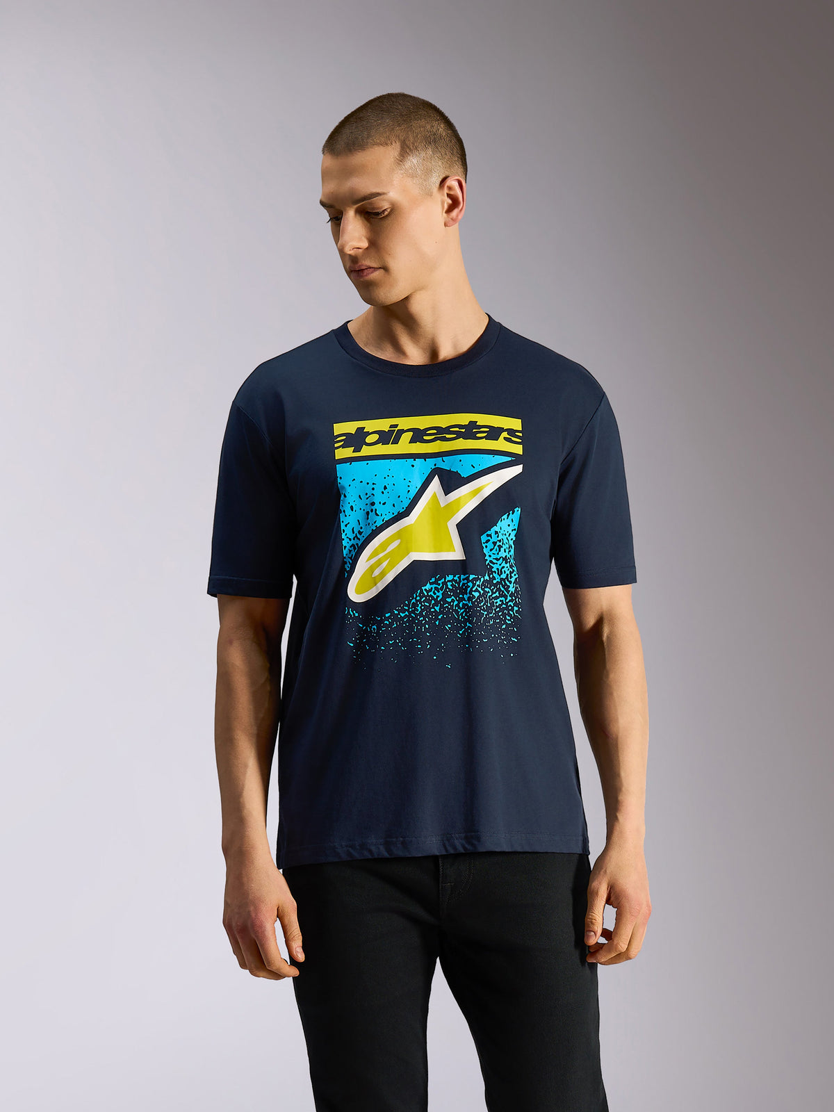 Alpinestars Noka CSF Tee, T-shirt à manches courtes, bleu marine, logo Astars à l'avant avec impression dégradée MX jaune et bleu clair, vêtement sportswear décontracté