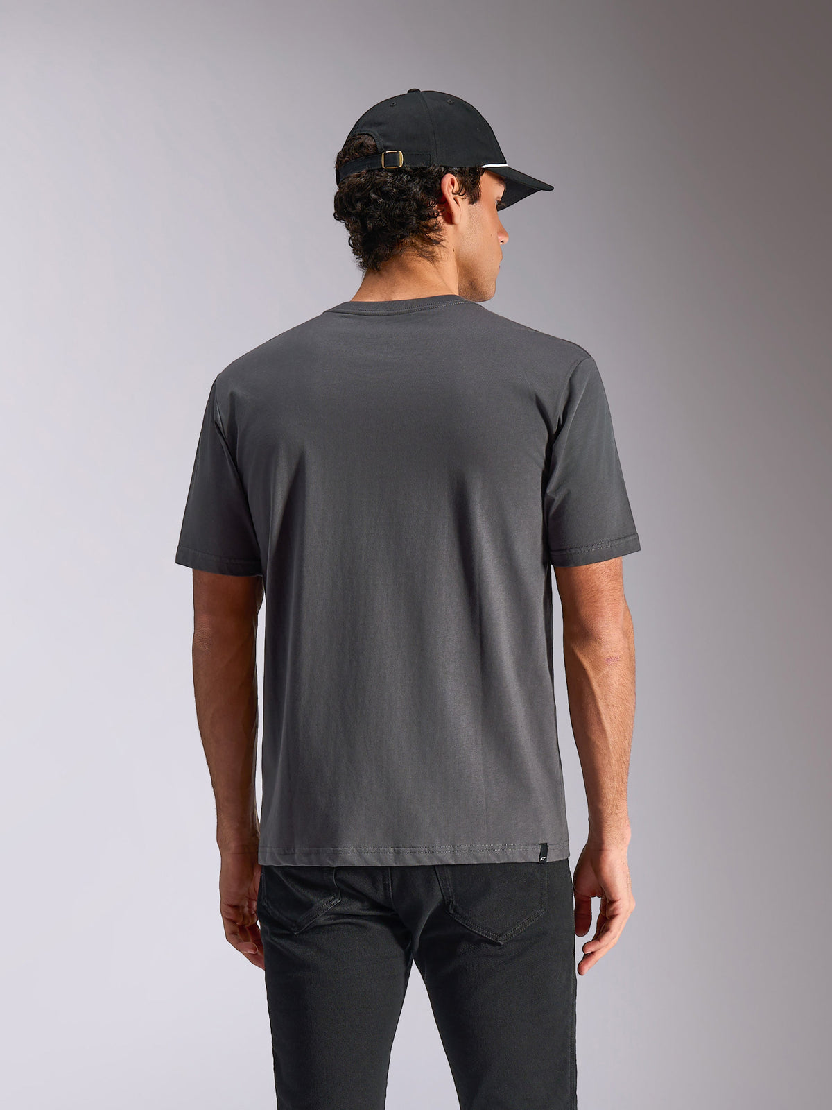 T-shirt Alpinestars Ellipsoid CSF, t-shirt à manches courtes, gris anthracite, vue arrière sur mannequin, style streetwear décontracté avec petite étiquette logo sur l'ourlet