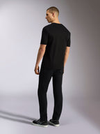 Alpinestars MX CSF Tee, t-shirt à manches courtes, noir, vue de dos sur un mannequin avec un pantalon noir, streetwear motorsport décontracté