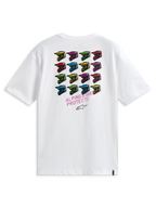 T-shirt Alpinestars Pop Helmet CSF, à manches courtes, blanc, vue de dos présentant une grille de casques M10 multicolores et l'inscription ALPINESTARS PROTECTS, streetwear décontracté inspiré du sport automobile