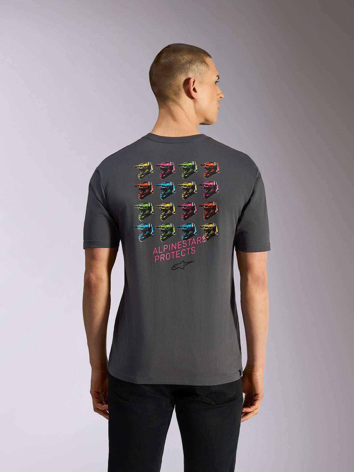 Alpinestars Pop Helmet CSF Tee, t-shirt à manches courtes, gris, vue de dos présentant une grille de 16 casques M10 colorés et le texte rose « ALPINESTARS PROTECTS » au dos, streetwear décontracté inspiré du sport automobile