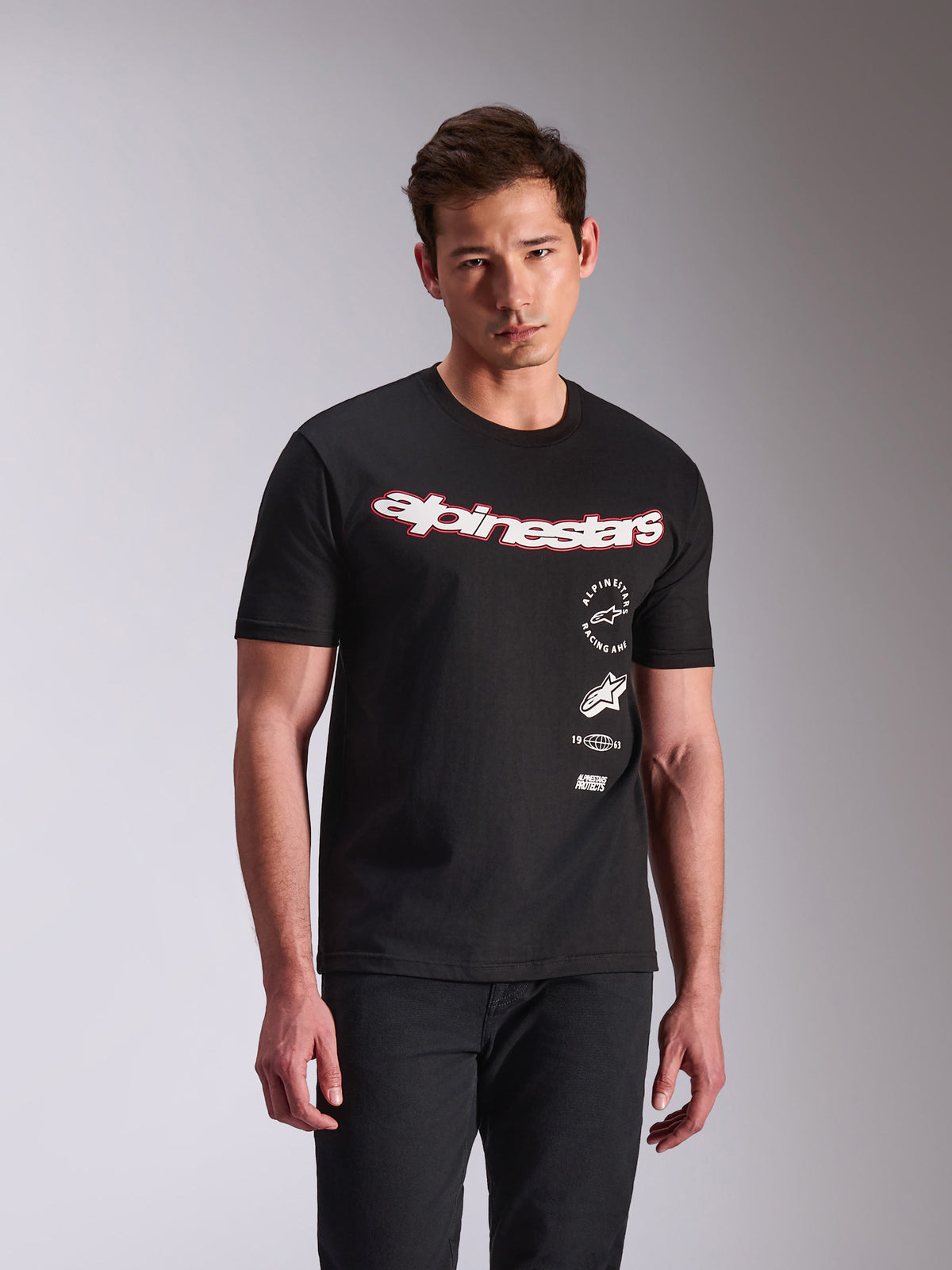 T-shirt Alpinestars Abus CSF, à manches courtes, noir, logo Alpinestars incurvé blanc avec contour rouge, graphismes latéraux empilés, look sportswear décontracté inspiré du sport automobile