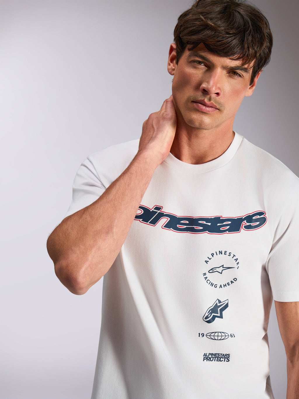 T-shirt à manches courtes Alpinestars Abus CSF, blanc, doté d'un logo Alpinestars incurvé bleu marine avec contour rouge et de graphismes superposés multiples, streetwear décontracté de sport automobile