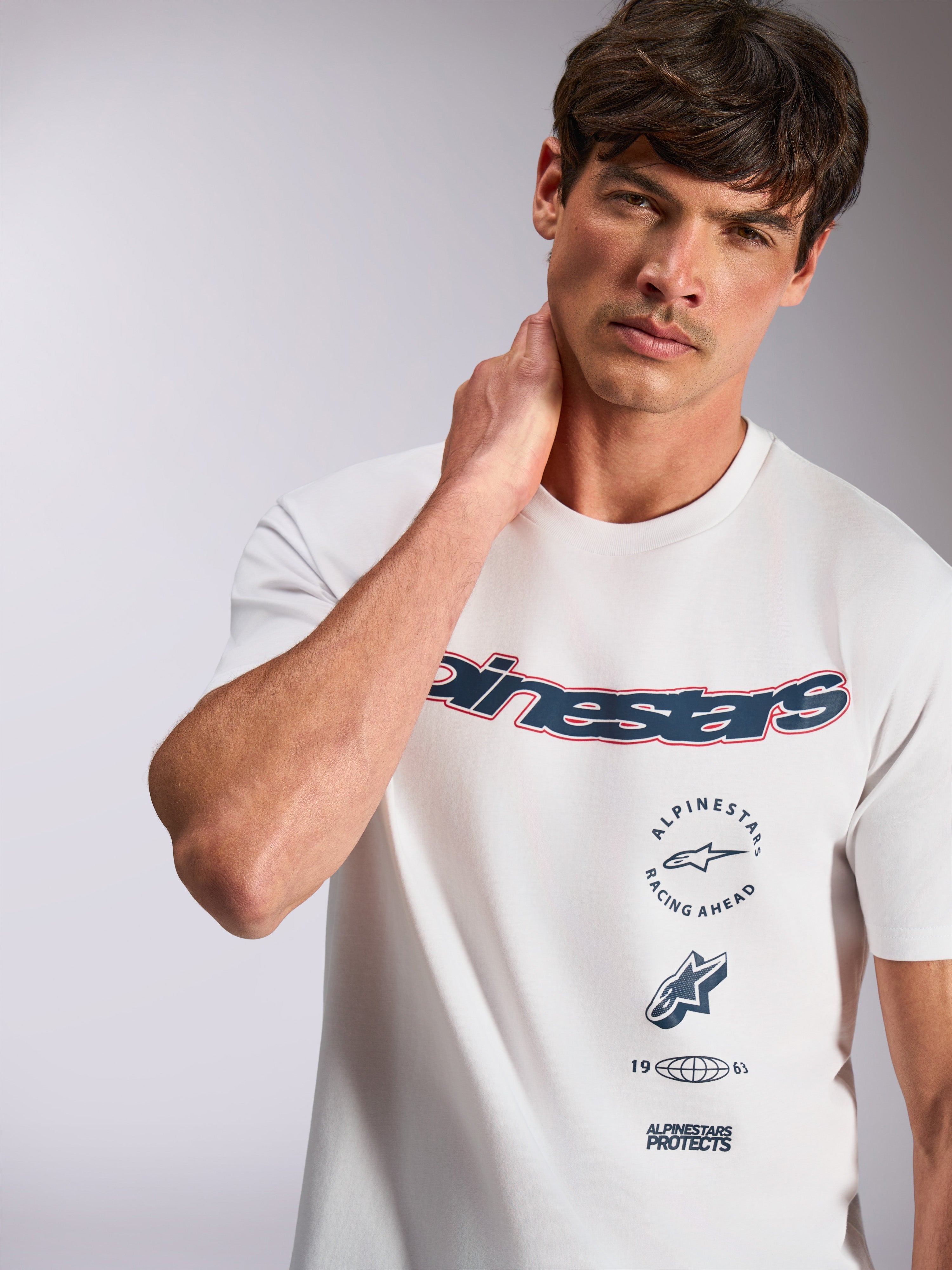 T-shirt à manches courtes Alpinestars Abus CSF, blanc, doté d'un logo Alpinestars incurvé bleu marine avec contour rouge et de graphismes superposés multiples, streetwear décontracté de sport automobile