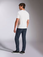 Alpinestars Abus CSF Tee, t-shirt à manches courtes, blanc, vue de dos sur un mannequin portant un jean bleu foncé et des baskets noires, design décontracté inspiré du sport automobile