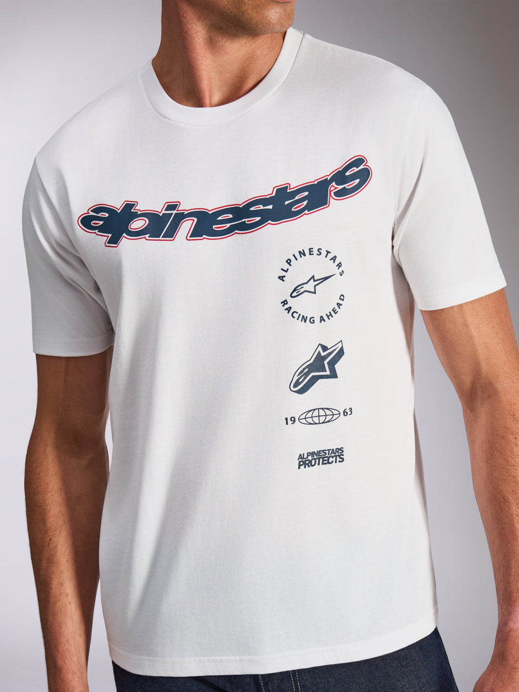 Alpinestars Abus CSF Tee, t-shirt à manches courtes, blanc, logo incurvé bleu marine et rouge, graphismes multiples superposés, vêtement de sport automobile décontracté