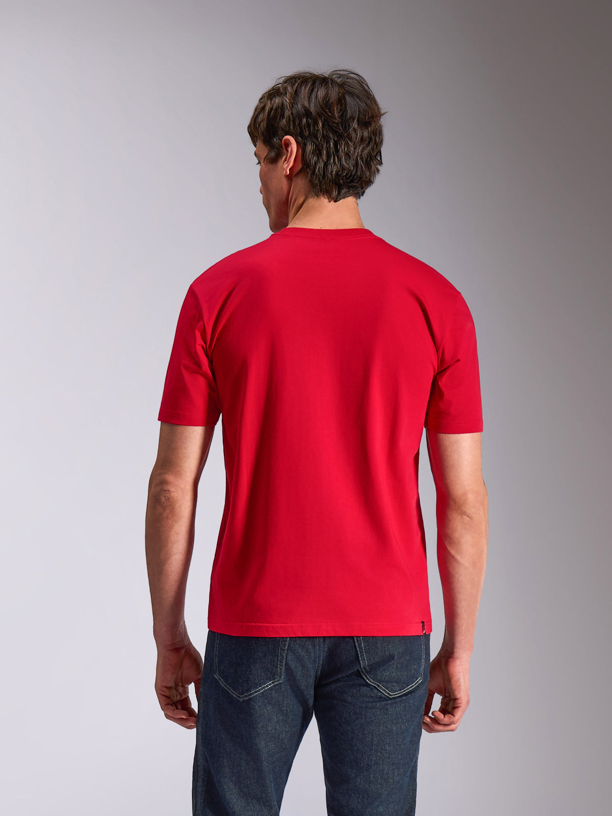 T-shirt Alpinestars Authority CSF à manches courtes, rouge, vue de dos sur un mannequin portant un jean foncé, streetwear décontracté de sport mécanique