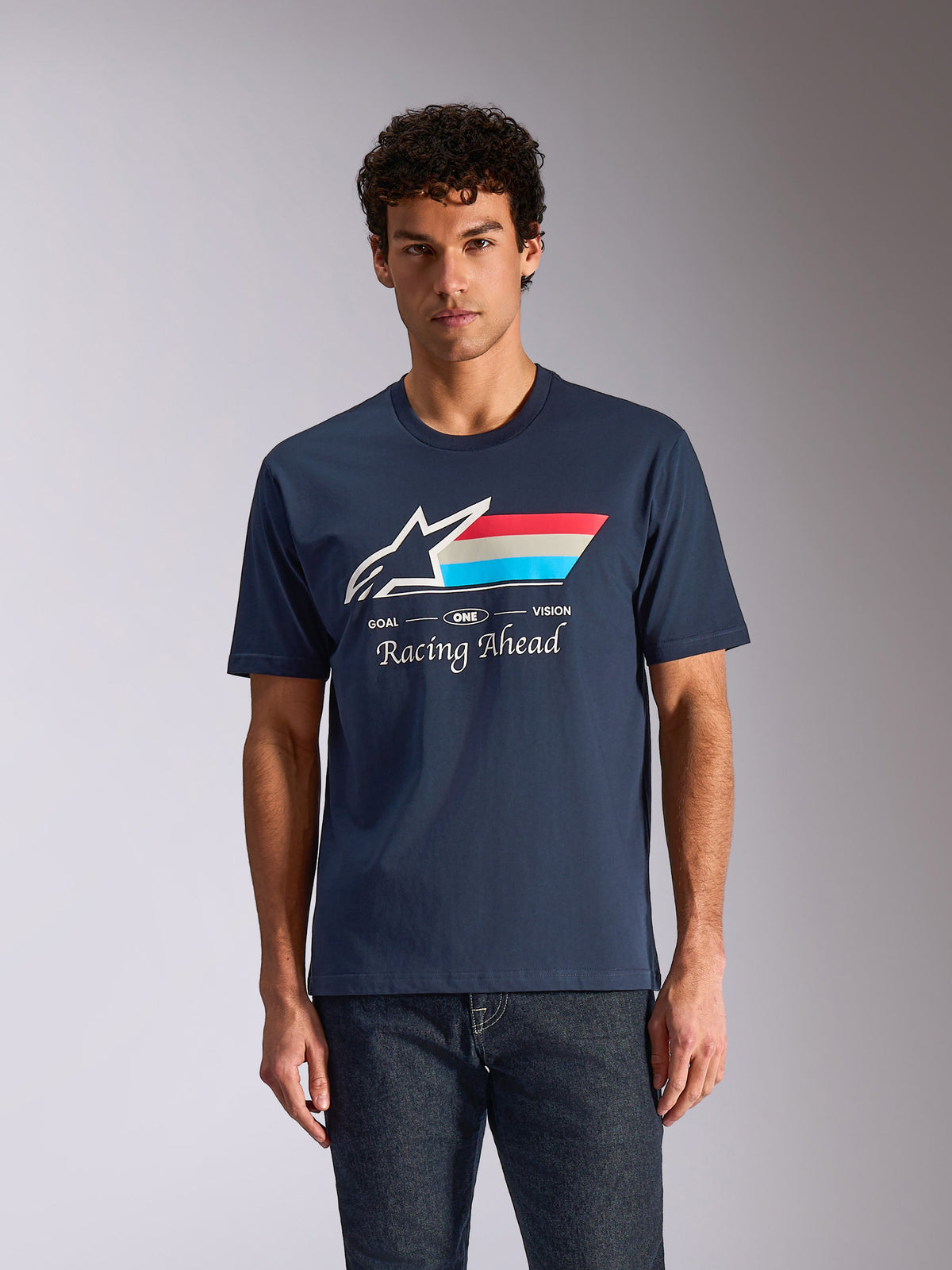 Alpinestars Trifecta CSF Tee, t-shirt à manches courtes, bleu marine, logo Astars blanc avec rayures tricolores rouge, blanc et bleu, graphisme « Racing Ahead », streetwear décontracté motorsport