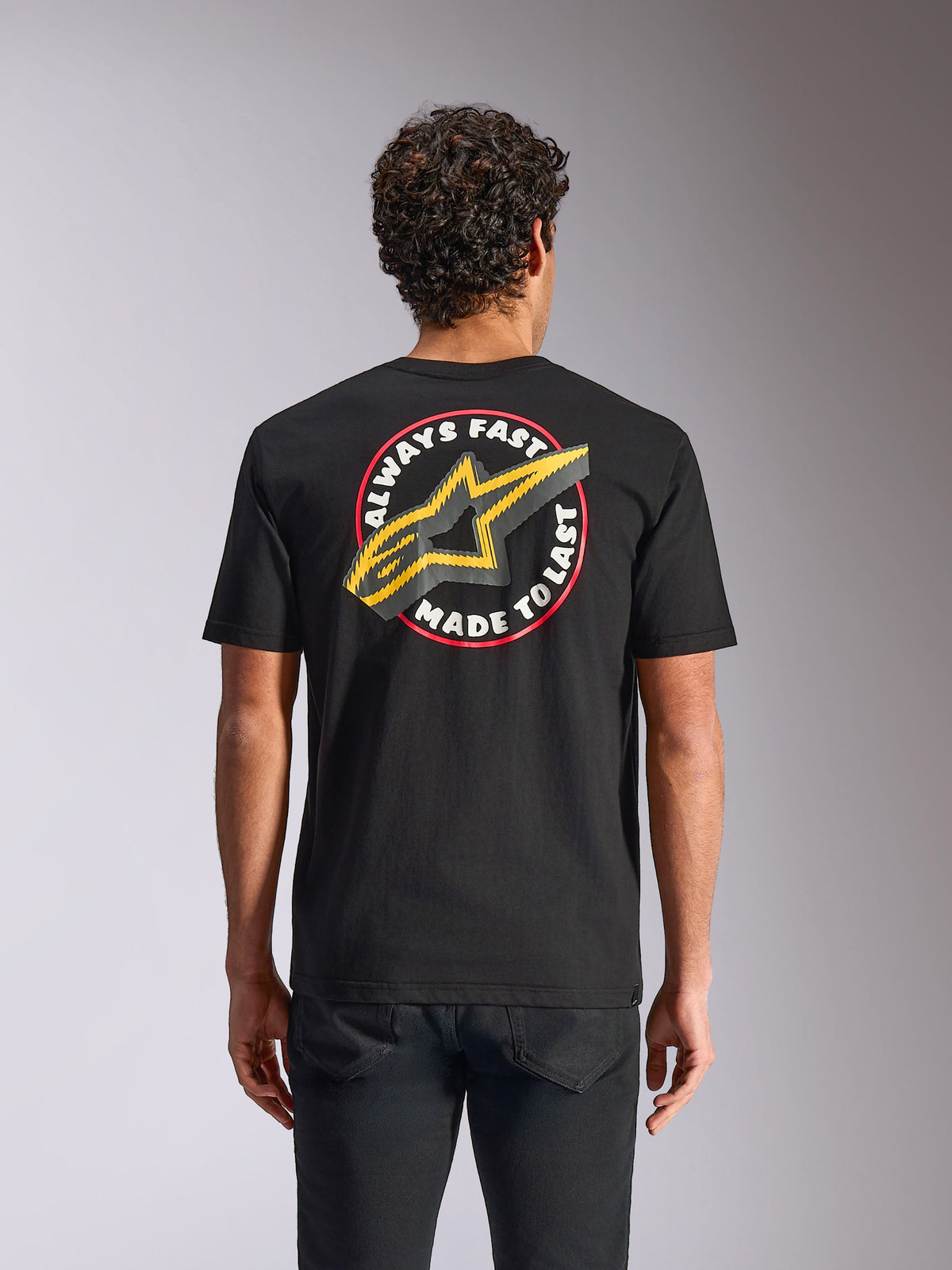 T-shirt Alpinestars Aorbit CSF à manches courtes, noir, graphique « Always Fast Made to Last » avec logo étoile jaune au dos, style streetwear décontracté pour le sport automobile