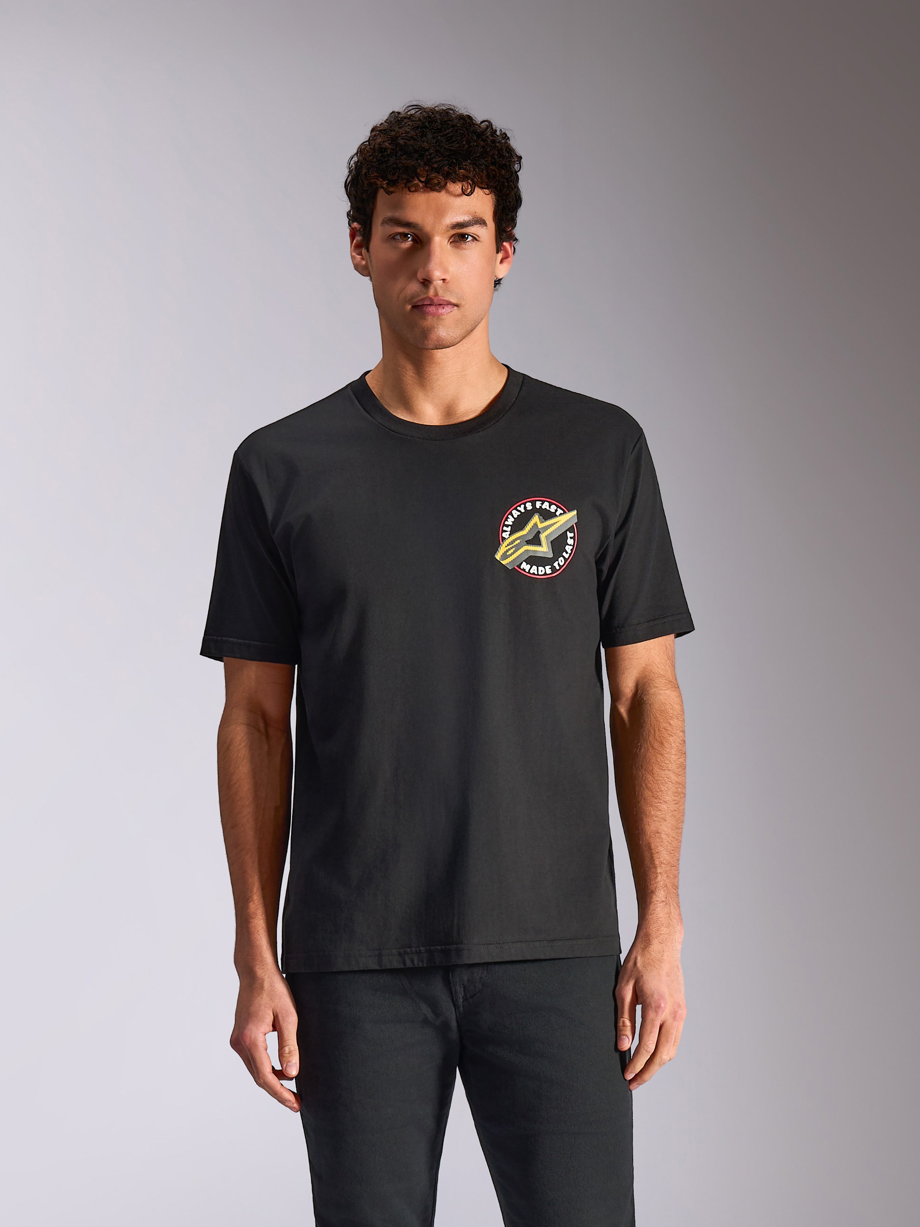 T-shirt Alpinestars Aorbit CSF, t-shirt à manches courtes, noir, graphique circulaire sur la poitrine avec logo Astars et texte « Always Fast Made to Last », streetwear décontracté inspiré des sports mécaniques