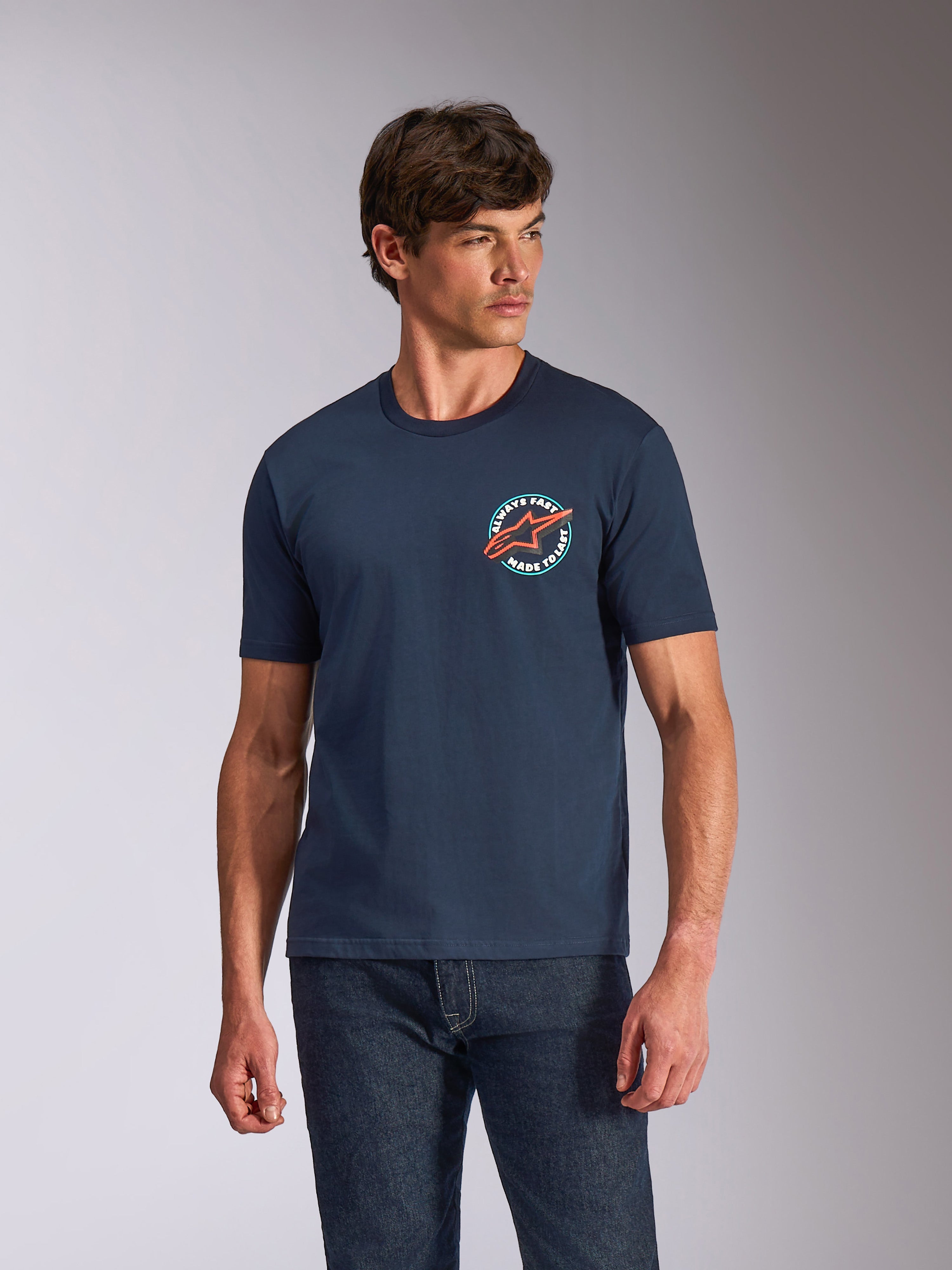 T-shirt Alpinestars Aorbit CSF, t-shirt à manches courtes, bleu marine, graphique circulaire sur la poitrine avec logo Astars orange et texte « Always Fast Made to Last », streetwear motorsport décontracté