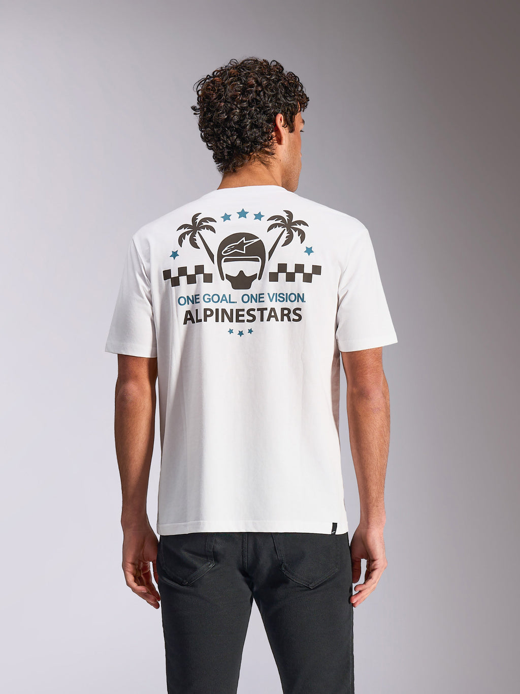 Alpinestars Order CSF Tee, t-shirt à manches courtes, blanc, vue arrière montrant un motif de casque et de palmiers avec le texte « ONE GOAL. ONE VISION. », style streetwear décontracté inspiré du sport automobile