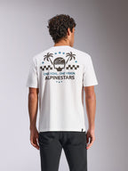 Alpinestars Order CSF Tee, t-shirt à manches courtes, blanc, vue arrière montrant un motif de casque et de palmiers avec le texte « ONE GOAL. ONE VISION. », style streetwear décontracté inspiré du sport automobile