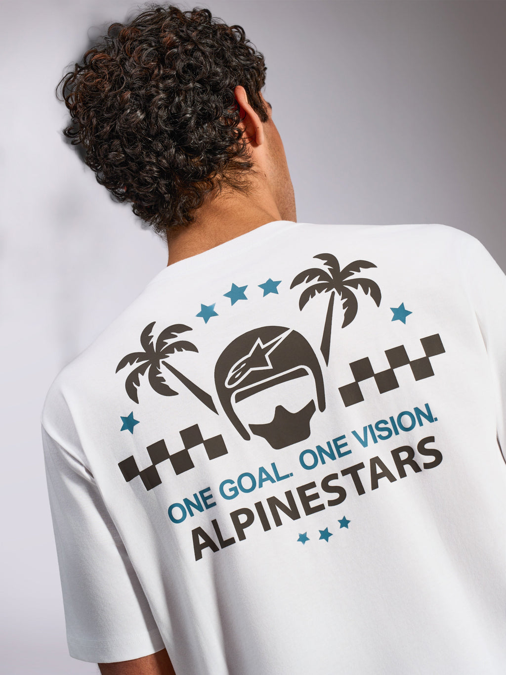 T-shirt Alpinestars Order CSF, t-shirt à manches courtes, blanc, vue de dos avec motif graphique comprenant un casque, des palmiers et le texte « ONE GOAL. ONE VISION. », vêtement sportswear décontracté