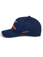 Casquette Instinct Alpinestars, casquette sportswear bleu marine, vue de profil avec visière incurvée, logo latéral brodé orange, logo frontal avec impression en dégradé orange, couronne en tissu sergé structuré