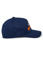 Casquette Alpinestars Instinct, bleu marine, visière incurvée avec couronne structurée, vue de profil avec logo imprimé en dégradé orange et bleu, style sportswear décontracté