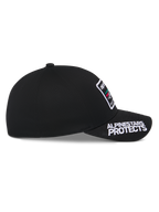 Casquette Alpinestars Surpass, noire, vue de profil, visière incurvée avec broderie blanche 'ALPINESTARS PROTECTS', couronne structurée avec écusson logo sur le devant, accessoire sportswear d'inspiration motorsport