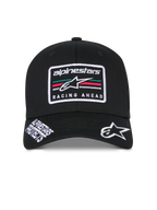 Casquette Alpinestars Surpass, casquette de baseball structurée noire, visière incurvée avec logo Astars blanc brodé et texte « Alpinestars Protects », écusson logo « Racing Ahead » à l'avant avec rayures multicolores, accessoire de tête décontracté d'inspiration sports mécaniques
