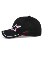 Casquette Alpinestars Corp Shift Relay, casquette de baseball noire, profil latéral avec broderie du logo Astars en 3D blanc et rouge, visière incurvée avec liseré sutache blanc et détail sandwich rouge, couvre-chef motorsport décontracté