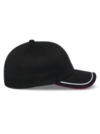 Casquette Alpinestars Corp Shift Relay, casquette de baseball noire, vue de profil, visière incurvée avec garniture sutache blanche et dessous rouge, couronne structurée, couvre-chef décontracté inspiré par le sport automobile