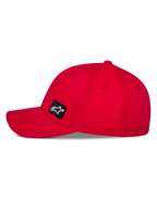Casquette Alpinestars Pivot, casquette sportswear rouge, profil latéral montrant une visière courbée et une couronne structurée, petit patch logo Astars noir brodé, tissu en sergé résistant, design motorsport décontracté