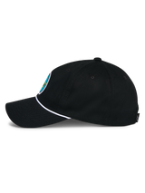 Casquette Calipalm Strapback Alpinestars, noire, vue de profil, visière courbée avec détail de cordelette blanche, tissu en sergé de coton noir, écusson logo coloré à l'avant, couvre-chef décontracté d'inspiration sport mécanique