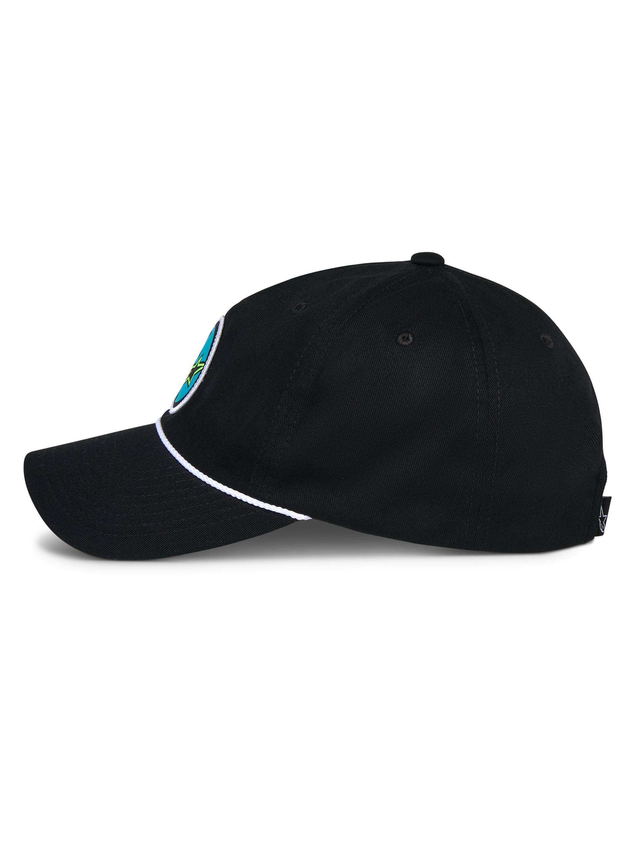 Casquette Calipalm Strapback Alpinestars, noire, vue de profil, visière courbée avec détail de cordelette blanche, tissu en sergé de coton noir, écusson logo coloré à l'avant, couvre-chef décontracté d'inspiration sport mécanique