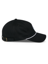 Casquette Alpinestars Calipalm Strapback, vue de profil, noir, visière courbée avec détail de cordon blanc, sangle arrière réglable avec boucle en laiton, sergé 100 % coton, accessoire décontracté inspiré du sport automobile