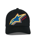 Casquette Snapback Alpinestars Lucid, noire, vue de face montrant une broderie multicolore vibrante du logo Astars avec le texte Racing Ahead, visière incurvée et couronne structurée, accessoire sportswear décontracté