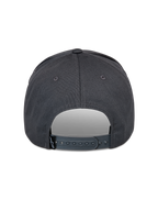Casquette Snapback Lucid Alpinestars, gris anthracite, vue arrière montrant la fermeture snapback réglable en plastique et une petite étiquette noire avec logo, couronne structurée, couvre-chef décontracté inspiré du sport automobile