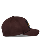 Casquette Matrix Snapback Alpinestars, marron foncé, vue latérale avec visière incurvée, couronne structurée et patch logo à l'avant avec détail de cordelette, casquette décontractée d'inspiration sport automobile