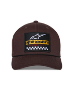 Casquette Snapback Matrix Alpinestars, marron, vue de face avec couronne structurée et visière incurvée, écusson brodé multicolore avec logo Alpinestars et motif de course à damier, détail de cordelette noire, couvre-chef décontracté inspiré des sports mécaniques