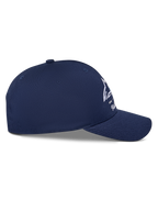 Casquette Snapback Alpinestars Trifecta, bleu marine uni, vue de profil montrant la visière incurvée et la couronne structurée, logo Astars blanc avec rayures tricolores, tissu en sergé de coton, style streetwear motorsport décontracté