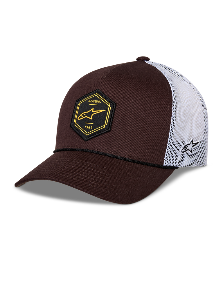 Casquette Trucker Alpinestars Hexeon, marron et blanc, visière incurvée avec devant structuré marron foncé et arrière en maille blanche, dotée d'un écusson hexagonal noir avec logo jaune à l'avant, logo brodé sur le côté et style trucker classique.