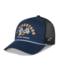 Casquette Trucker Alpinestars Finisher, bleu marine et noir, visière courbée avec détail de cordelette blanche, graphique frontal de drapeaux à damier Alpinestars avec logo doré et texte « Racing Ahead », broderie du logo Astars sur le côté, couvre-chef décontracté inspiré du sport automobile.