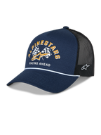 Casquette Trucker Alpinestars Finisher, bleu marine et noir, visière courbée avec détail de cordelette blanche, graphique frontal de drapeaux à damier Alpinestars avec logo doré et texte « Racing Ahead », broderie du logo Astars sur le côté, couvre-chef décontracté inspiré du sport automobile.