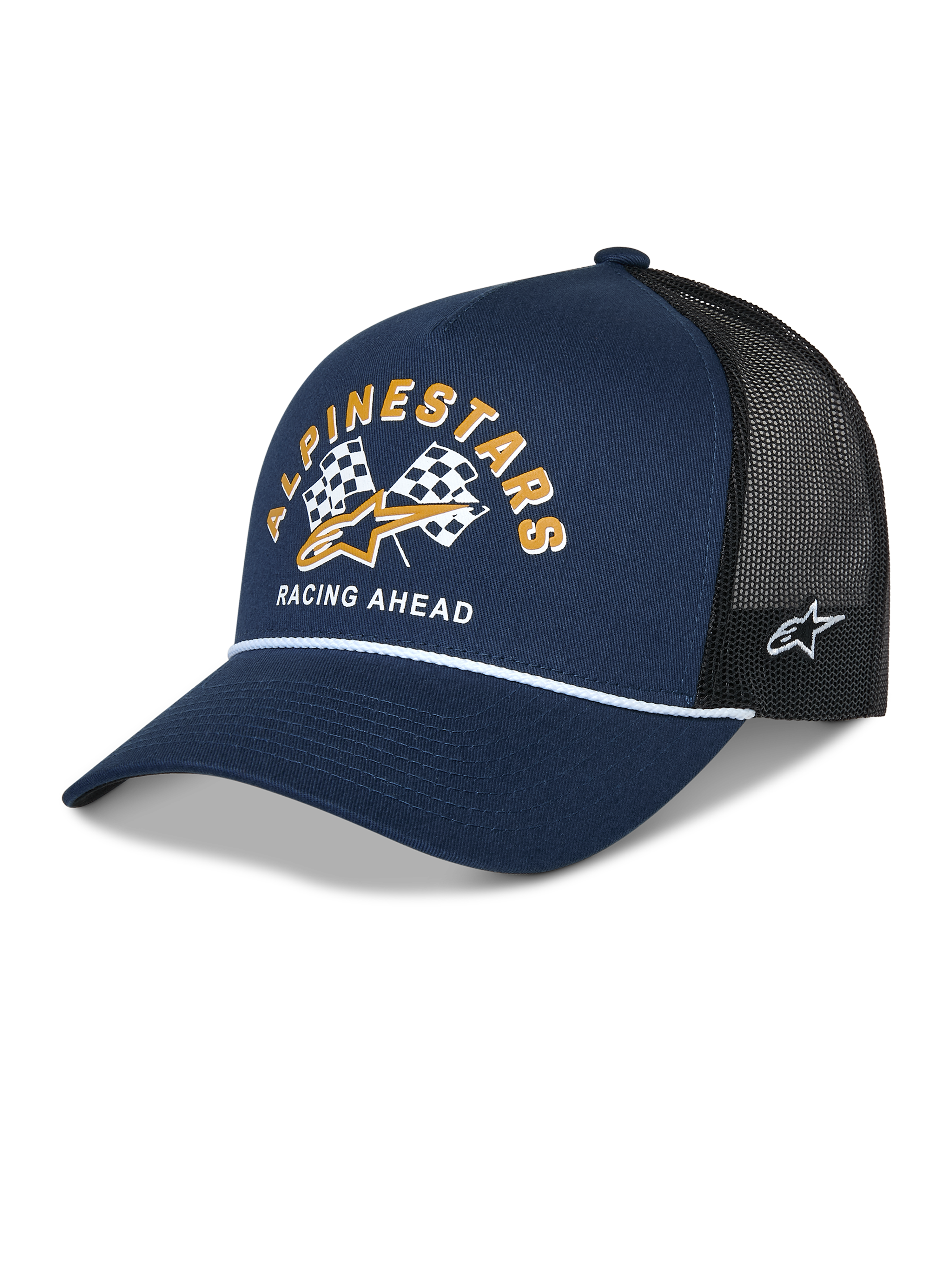 Casquette Trucker Alpinestars Finisher, bleu marine et noir, visière courbée avec détail de cordelette blanche, graphique frontal de drapeaux à damier Alpinestars avec logo doré et texte « Racing Ahead », broderie du logo Astars sur le côté, couvre-chef décontracté inspiré du sport automobile.