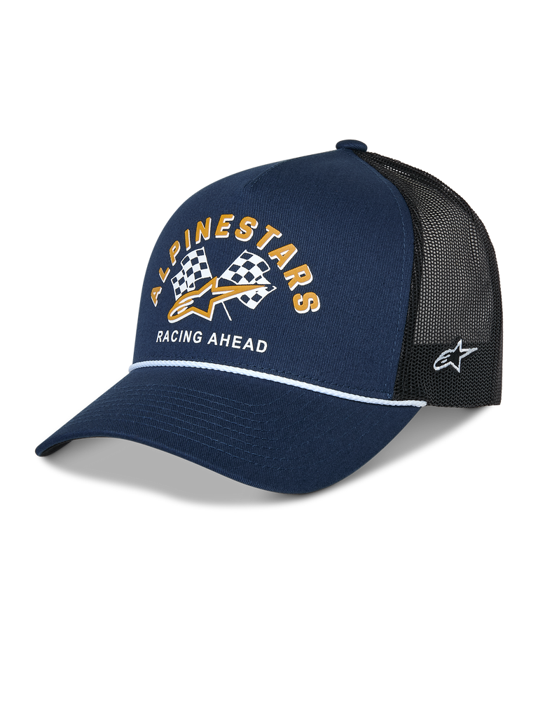 Casquette Trucker Alpinestars Finisher, bleu marine et noir, visière courbée avec détail de cordelette blanche, graphique frontal de drapeaux à damier Alpinestars avec logo doré et texte « Racing Ahead », broderie du logo Astars sur le côté, couvre-chef décontracté inspiré du sport automobile.