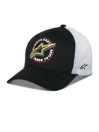 Casquette Trucker Alpinestars Aorbit, casquette snapback noire et blanche, présentant un graphisme frontal « Always Fast Made to Last » avec un logo Astars jaune, arrière en maille blanche avec broderie sur le côté et visière courbée