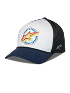 Casquette Trucker Alpinestars Aorbit, blanc, bleu marine et noir, visière incurvée bleu marine avec panneau frontal blanc et arrière en maille noire, graphique frontal avec texte « Always Fast Made to Last » et logo Astars jaune, logo brodé sur le côté, couvre-chef décontracté inspiré du sport automobile